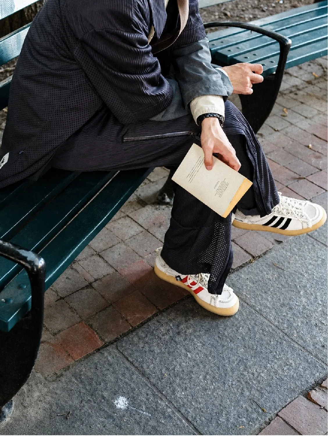 Person liest auf einer Parkbank