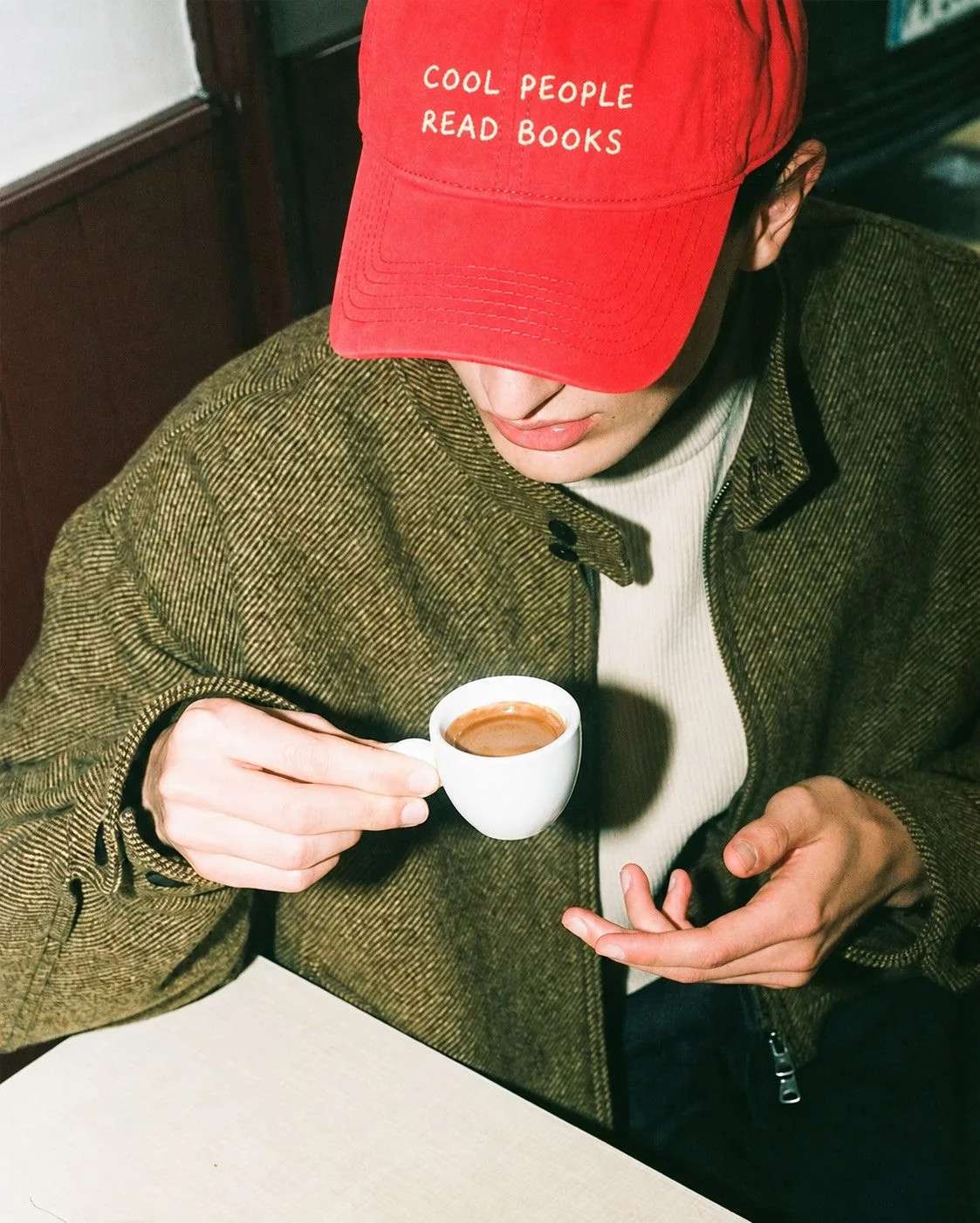 Person mit roter Cap, Cool People Read Books