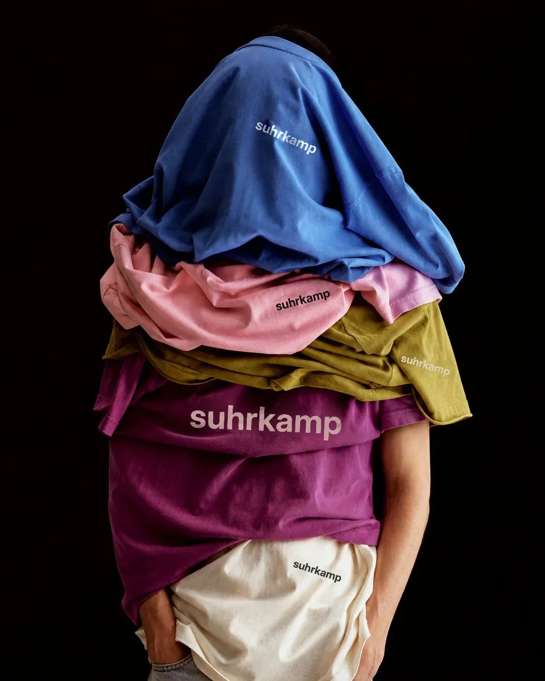 Stapel Shirts in den Farben der Kollektion