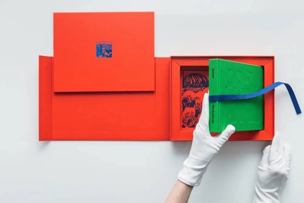 Roter Schuber mit grünem Buch